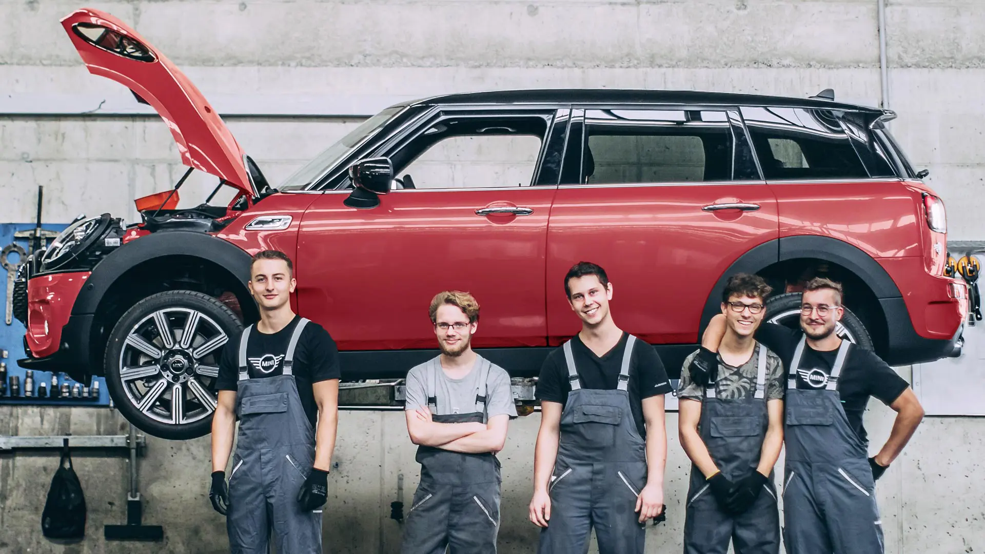 MINI servicemedewerkers voor een MINI Countryman op een brug.