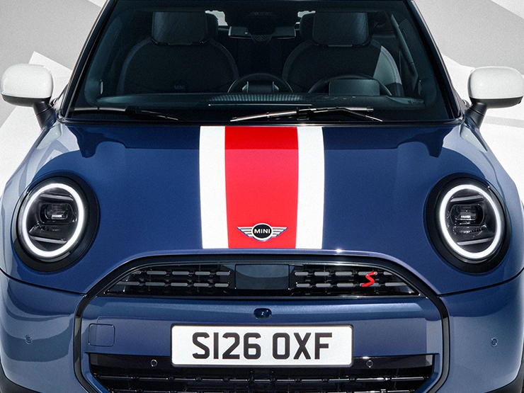 Detailaanzicht van de motorkap-graphic van de MINI Cooper Oxford Edition