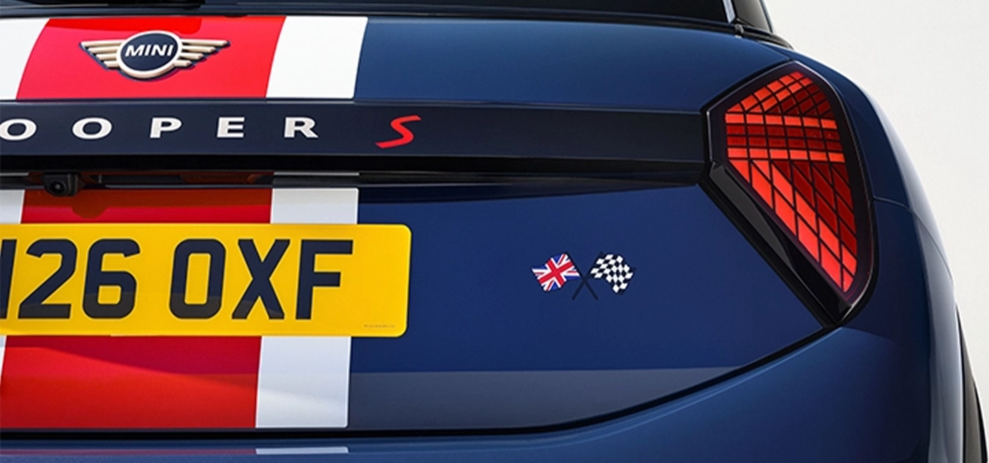 Achteraanzicht van de MINI Cooper Oxford Edition.