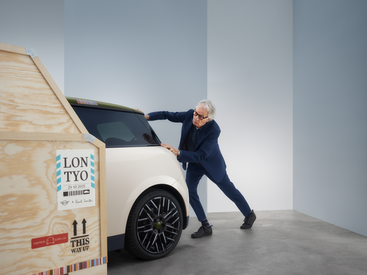 Achteraanzicht van de volledig elektrische MINI Cooper Paul Smith Edition in de kleur Inspired White met Paul Smith achter de auto