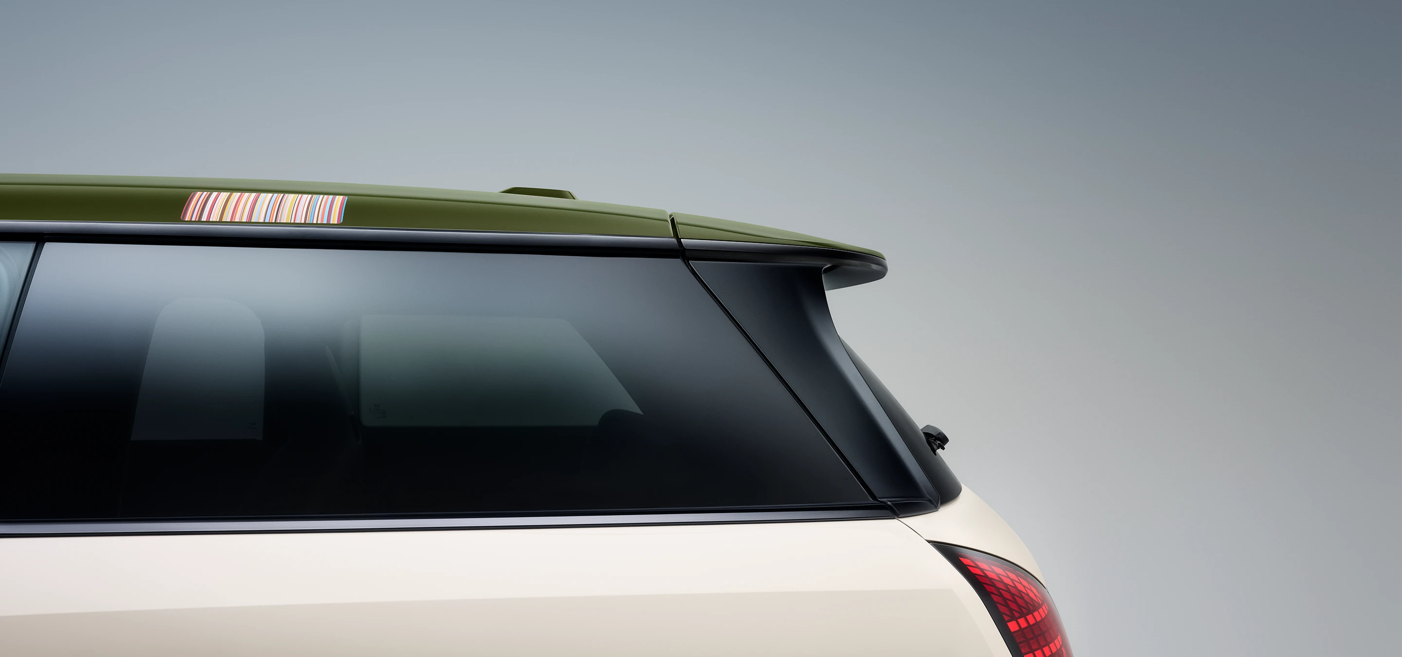 Close-up van het zijaanzicht van het MINI Paul Smith contrasterende dak in Nottingham Green