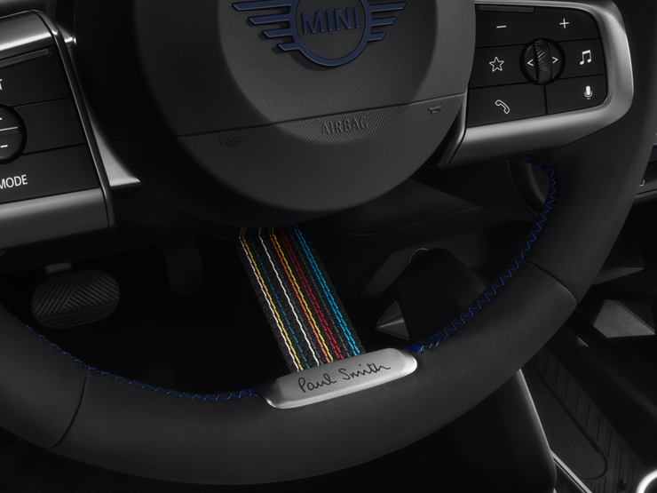 Detailweergave van het MINI Paul Smith Edition stuurwiel, waarin zijn unieke eigenschappen worden getoond