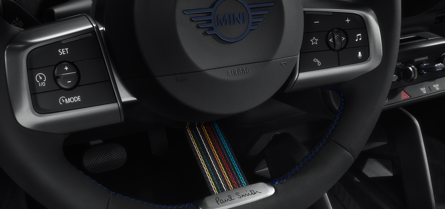 Detailweergave van het MINI Paul Smith Edition stuurwiel, waarin zijn unieke eigenschappen worden getoond