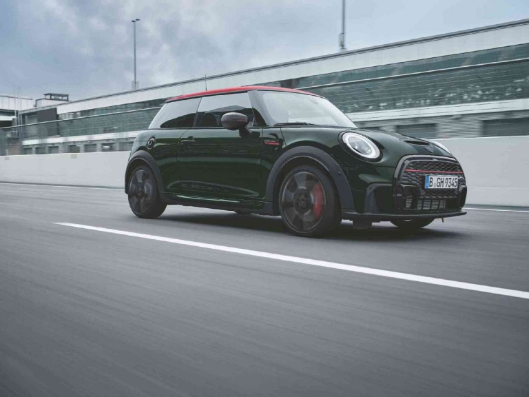 MINI John Cooper Works - vert et noir - le début de la route