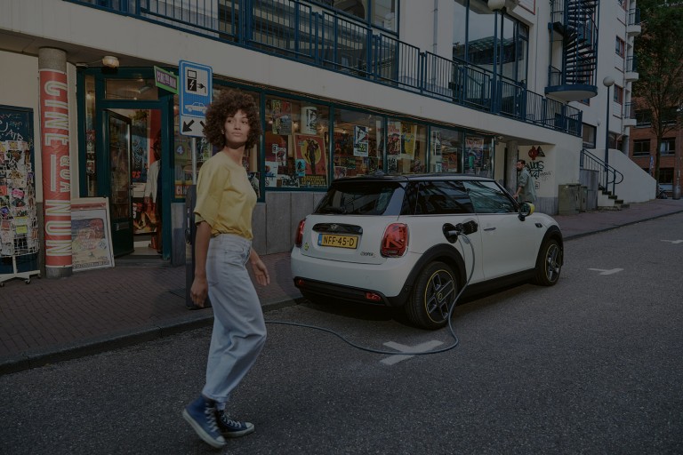 MINI 3 portes Cooper SE – MINI tout-électrique – vue de côté, gris métallisé MINI 3 portes Cooper SE – MINI tout-électrique – vue de côté, gris métallisé