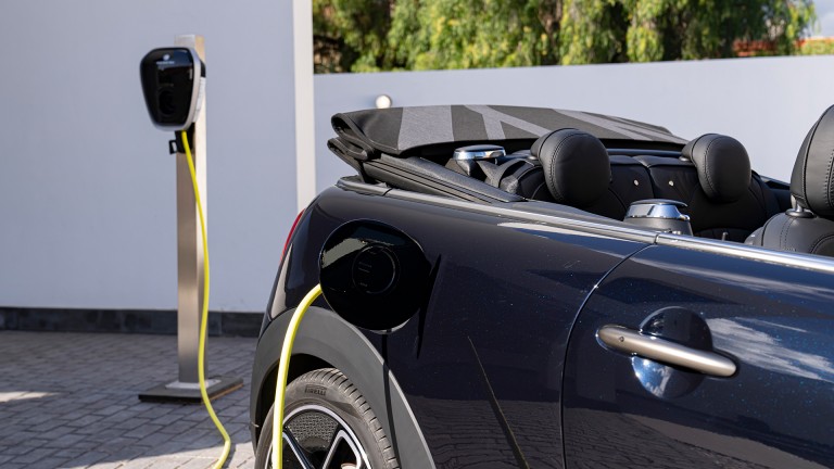 MINI Cabrio Electric - oplaad poort