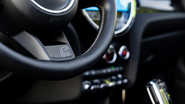 MINI Cabrio Electric - stuur met electric badge