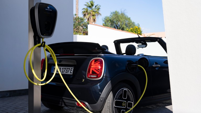MINI Cabrio Electric - achteraanzicht met wallbox
