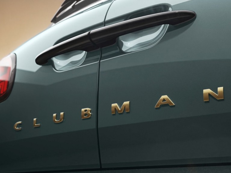 MINI Clubman Untold Edition – Sage Green – Opschrift
