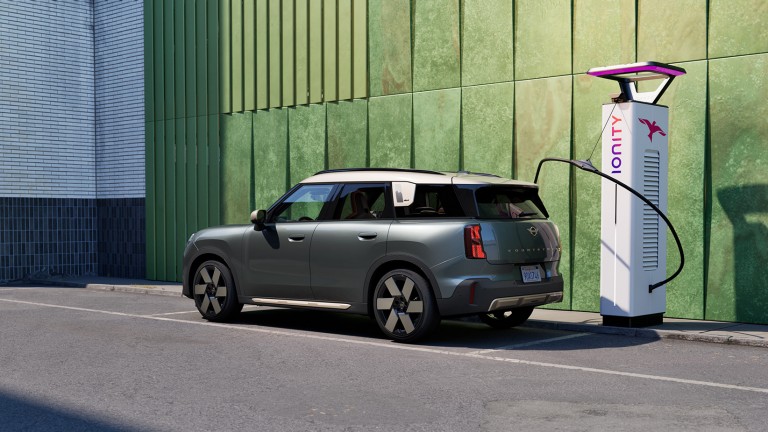 MINI elektromobiliteit - opladen - U25E op laadstation