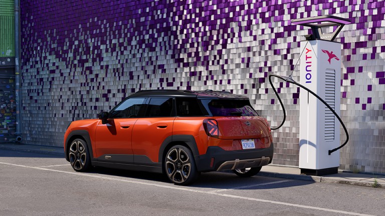 MINI elektromobiliteit - MINI Aceman bij laadstation