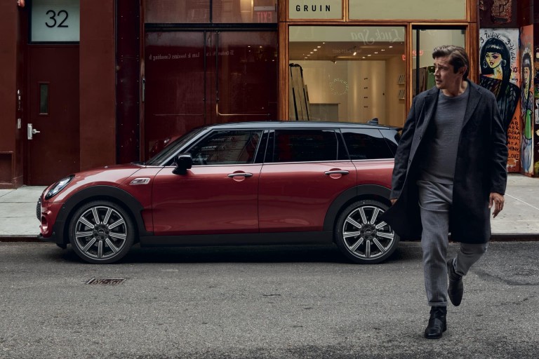 MINI Clubman – rood en zwart – zijaanzicht
