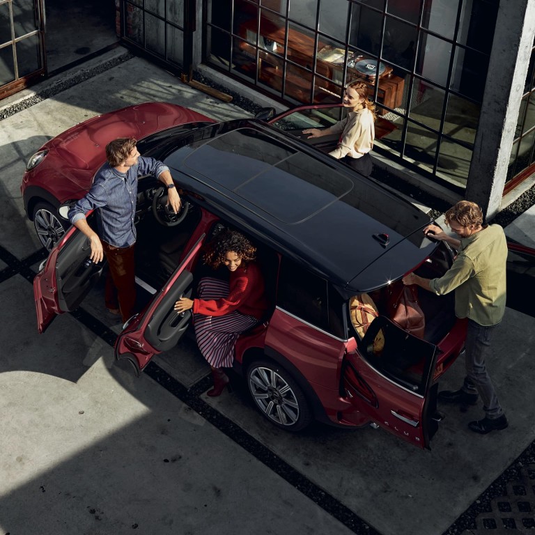 MINI Clubman – rood en zwart – zes deuren open, bovenaanzicht