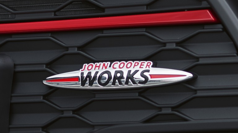 MINI John Cooper Works Clubman – frontgrille – JCW embleem