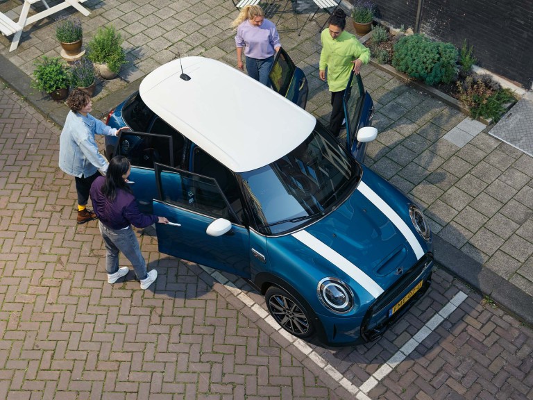 MINI 5-deurs Hatchback – blauw en wit – kleuren
