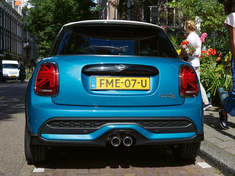 MINI 5-deurs Hatchback – blauw en wit – bumper