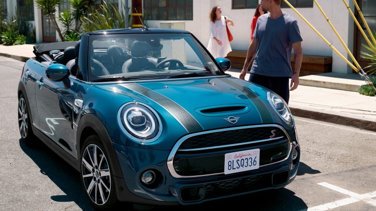 MINI cabrio Sidewalk Edition – blauw en zwart – vooraanzicht