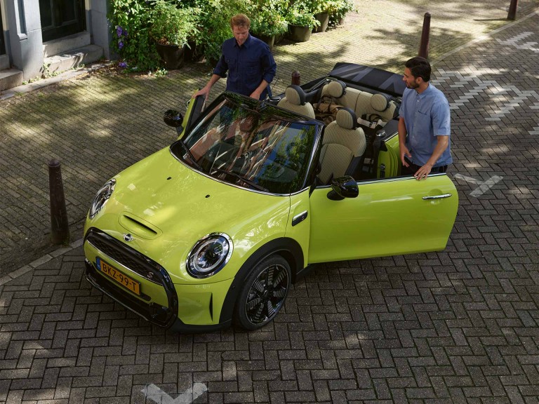 MINI Cabrio – yellow – vooraanzicht