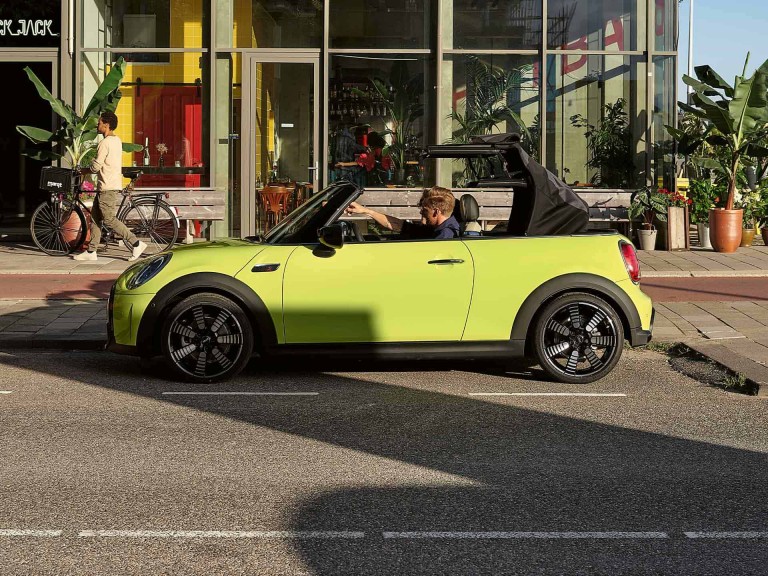 MINI Cabrio – zijaanzicht – stoffen cabriokap